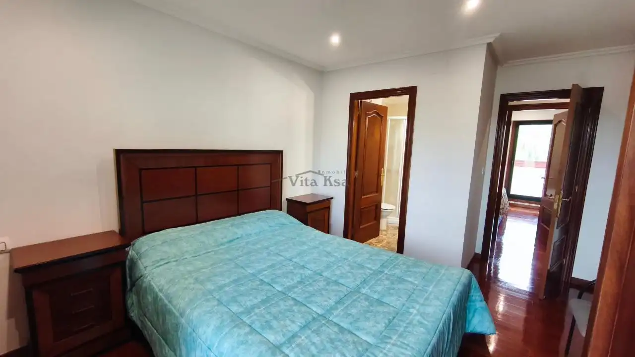 Dormitori de Pis de lloguer en Ourense Capital  amb Calefacció, Parquet i Terrassa