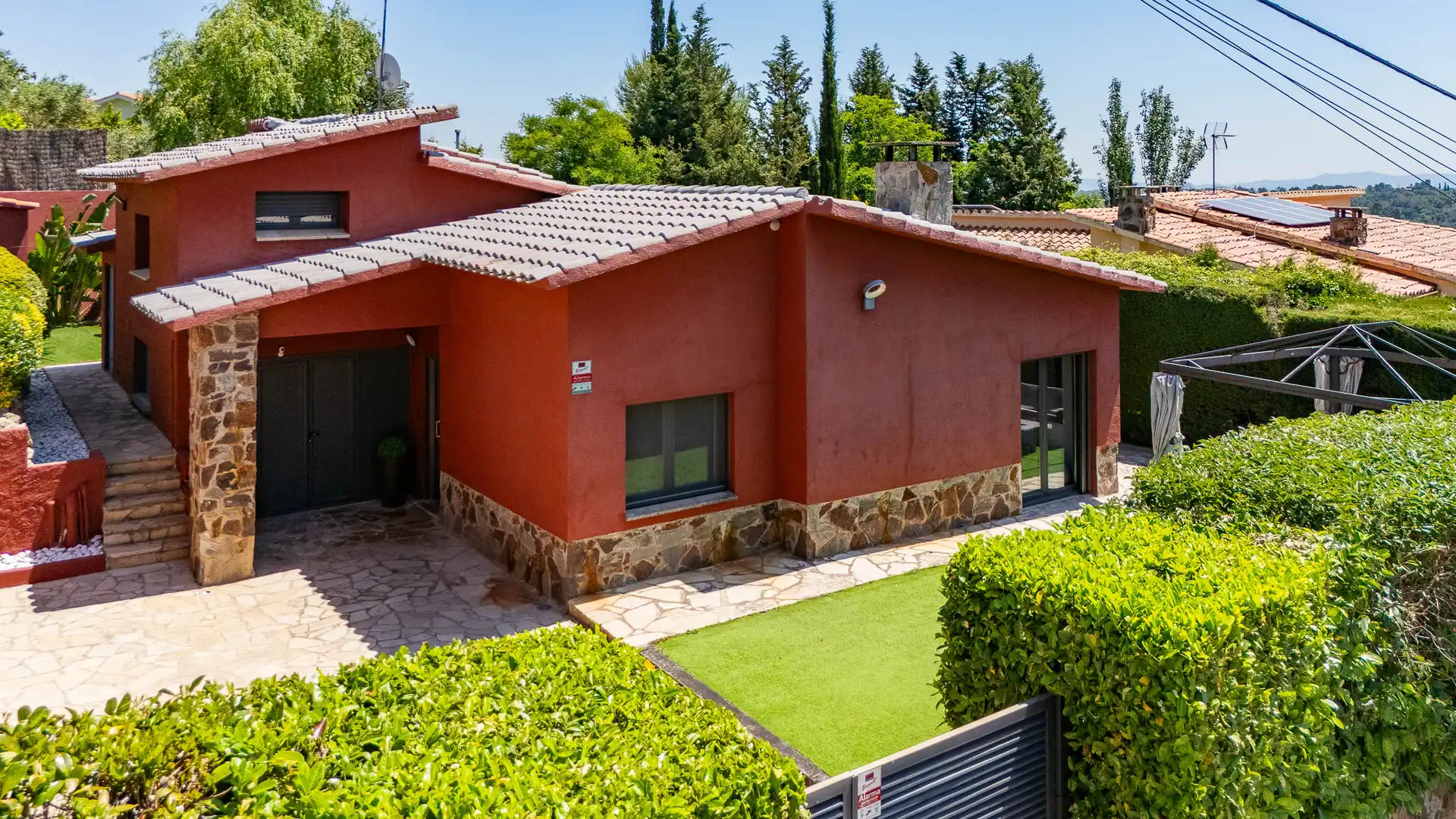 Vista exterior de Casa o xalet en venda en Castellar del Vallès amb Aire condicionat, Calefacció i Jardí privat