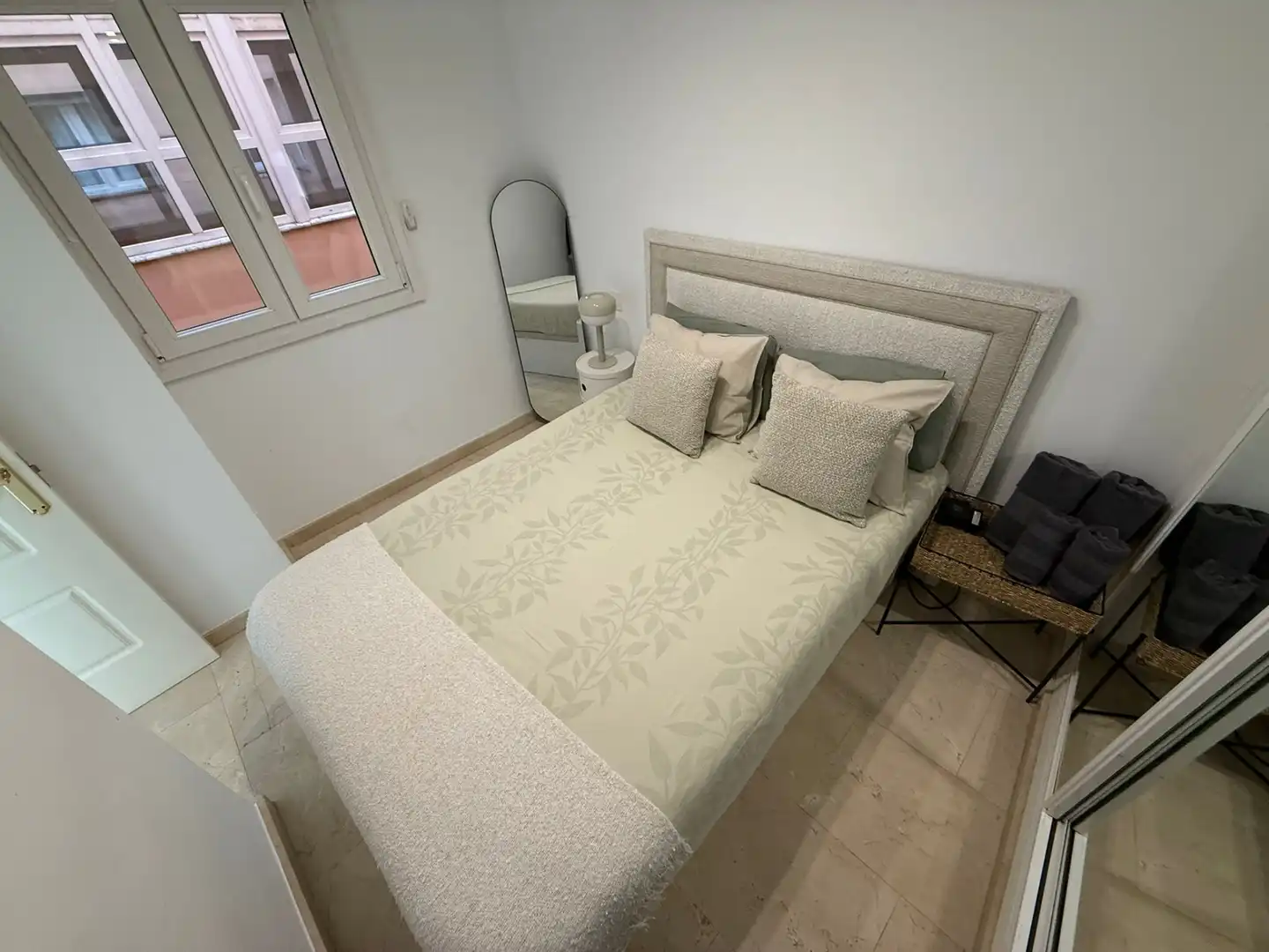 Dormitori de Apartament de lloguer en Madrid amb Calefacció, Moblat i Forn