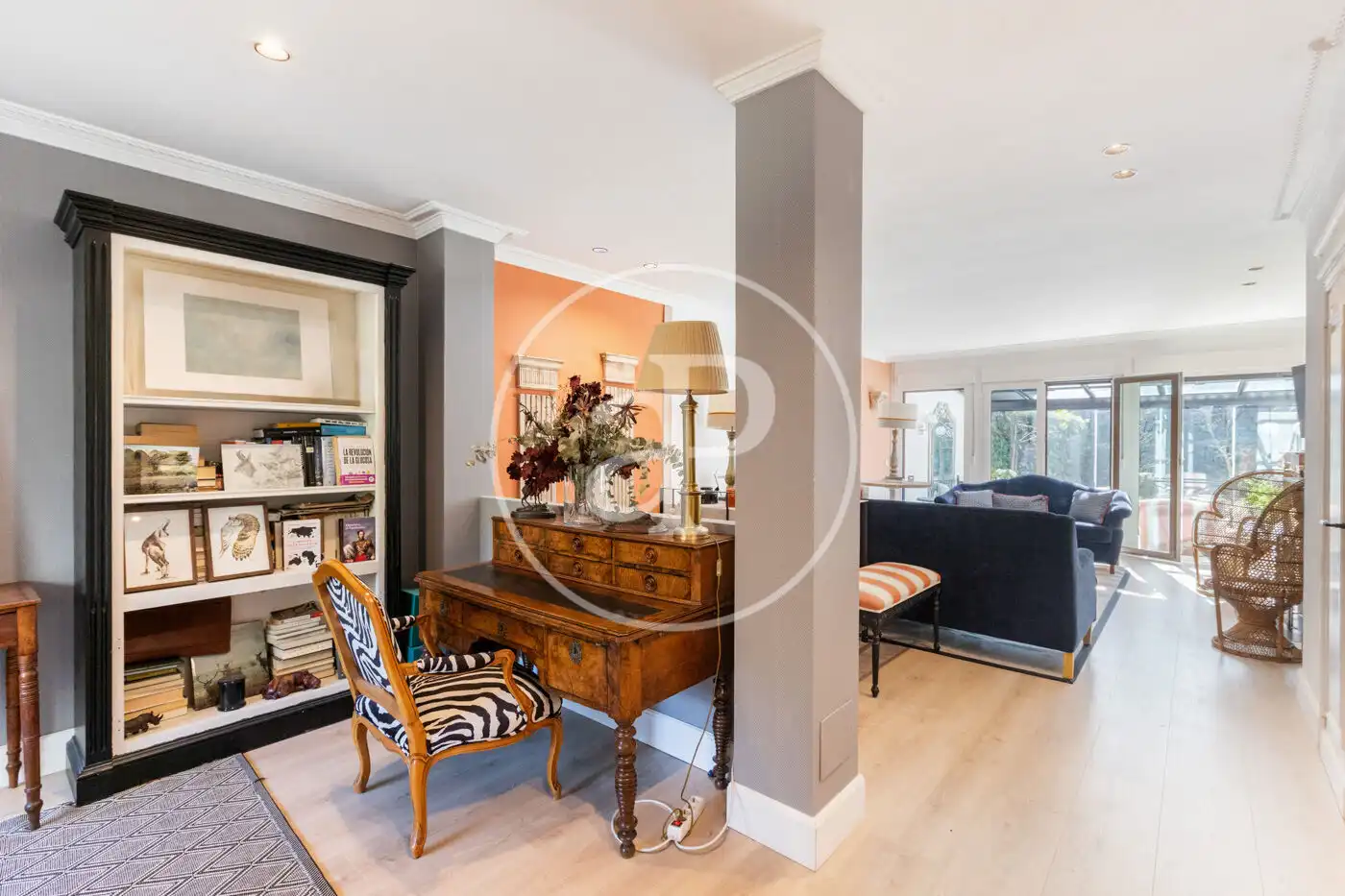 Sala de estar de Casa adosada en venta en La Moraleja con Aire acondicionado, Calefacción y Jardín privado