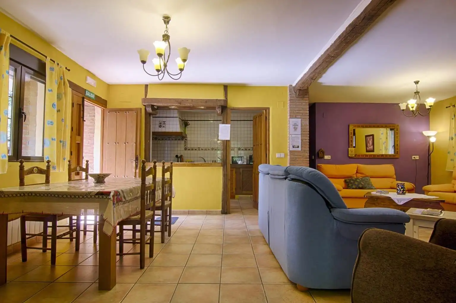 Sala d'estar de Casa o xalet en venda en Candeleda amb Aire condicionat, Calefacció i Jardí privat