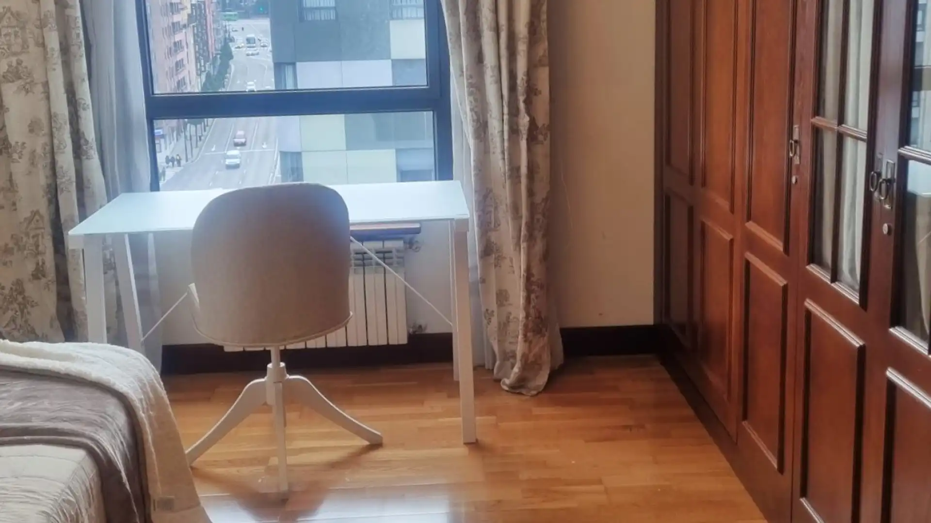 Habitación de Piso de alquiler en Oviedo  con Calefacción