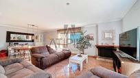 Sala d'estar de Casa o xalet en venda en Canyelles amb Aire condicionat, Terrassa i Piscina