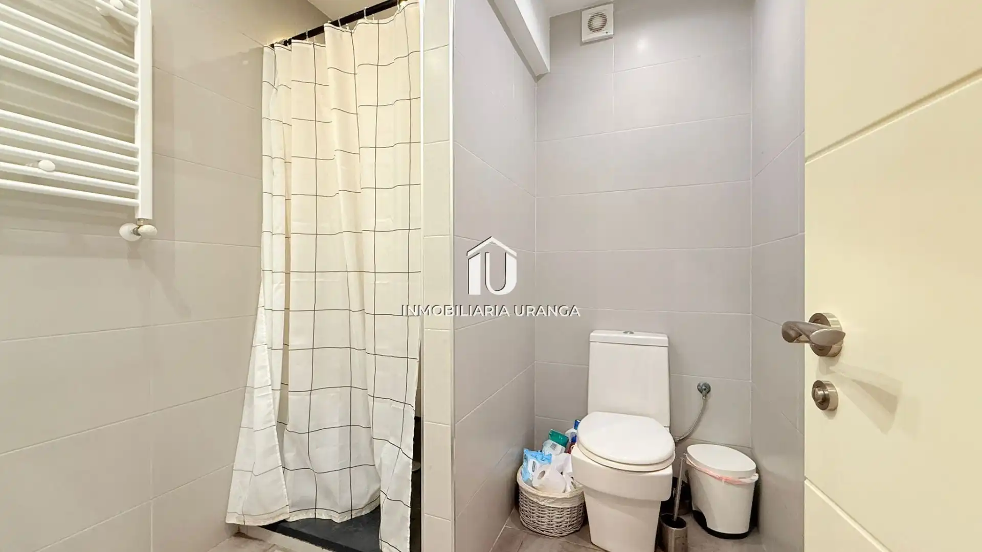 Baño de Piso en venta en Laredo con Calefacción y Terraza