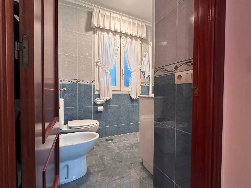 Baño de Piso en venta en Gijón  con Calefacción, Parquet y Amueblado