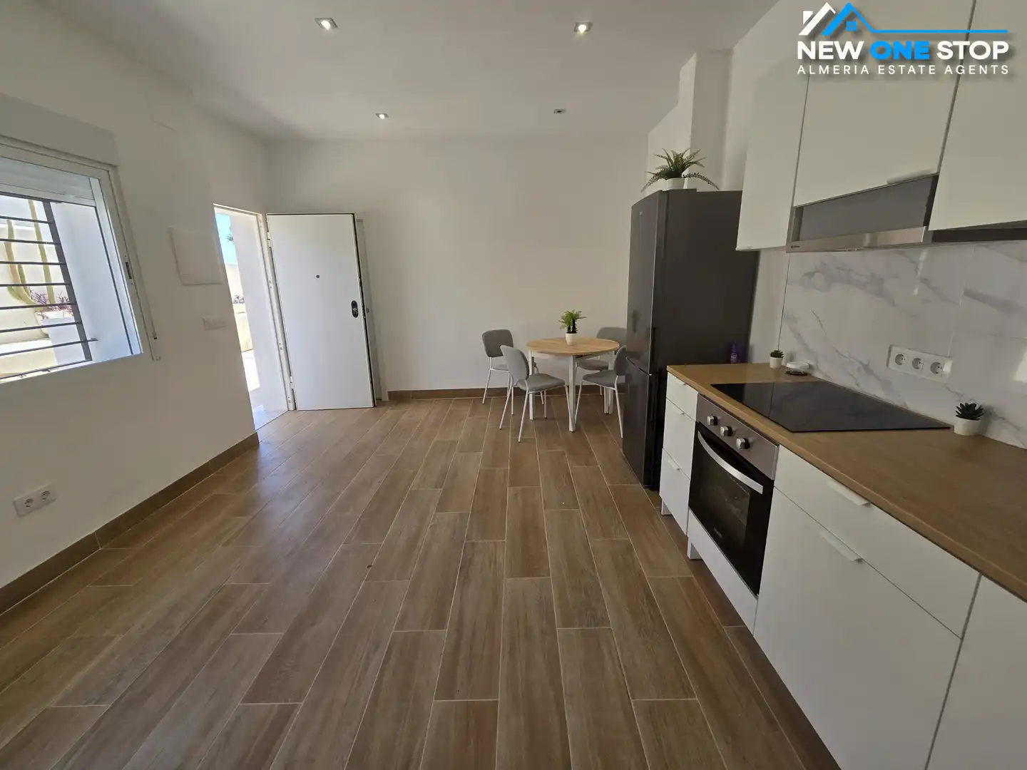 Cocina de Piso en venta en Mojácar con Horno, Lavadora y Microondas