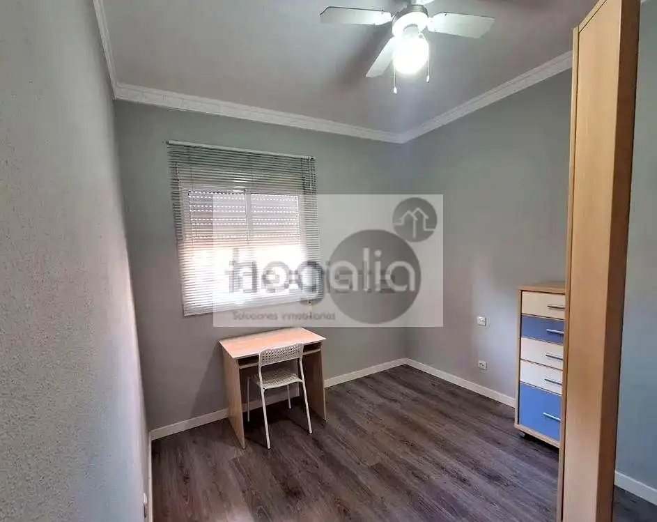 Bedroom of Flat for rent in Sevilla  with Air Conditioner, Furnished and Community pool