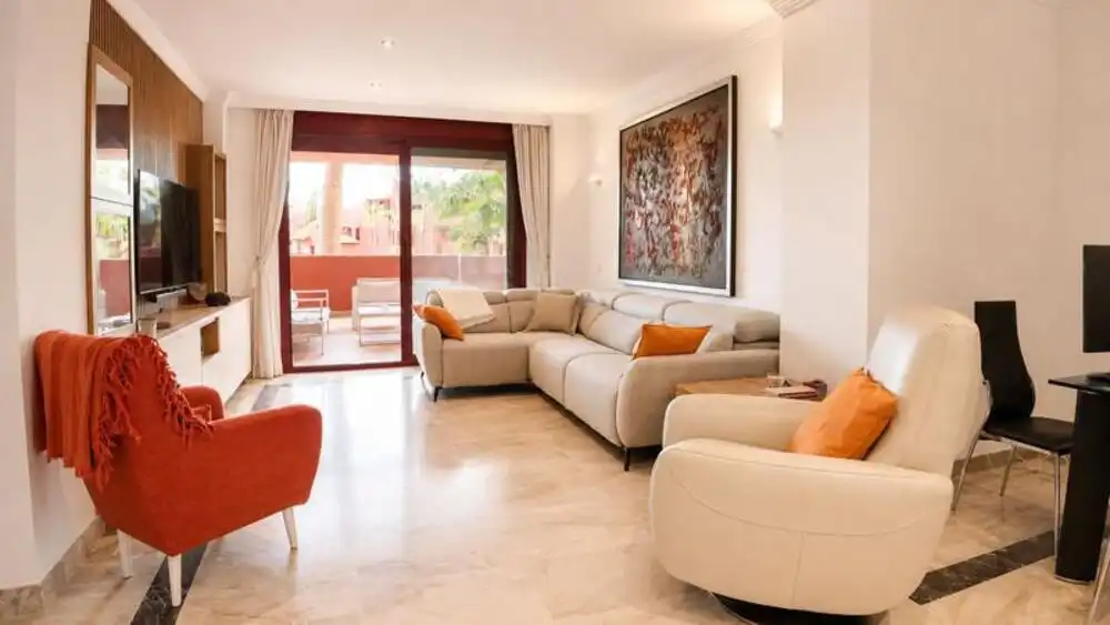 Sala d'estar de Apartament de lloguer en Estepona amb Aire condicionat, Terrassa i Traster
