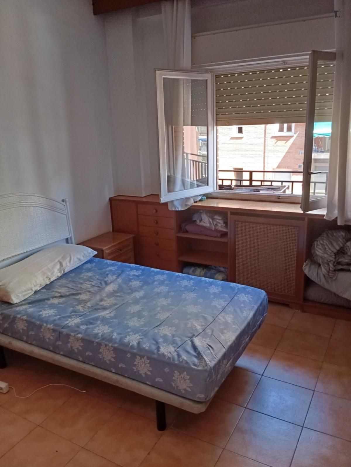 Dormitori de Apartament per a compartir en  Madrid Capital amb Aire condicionat, Moblat i Rentadora