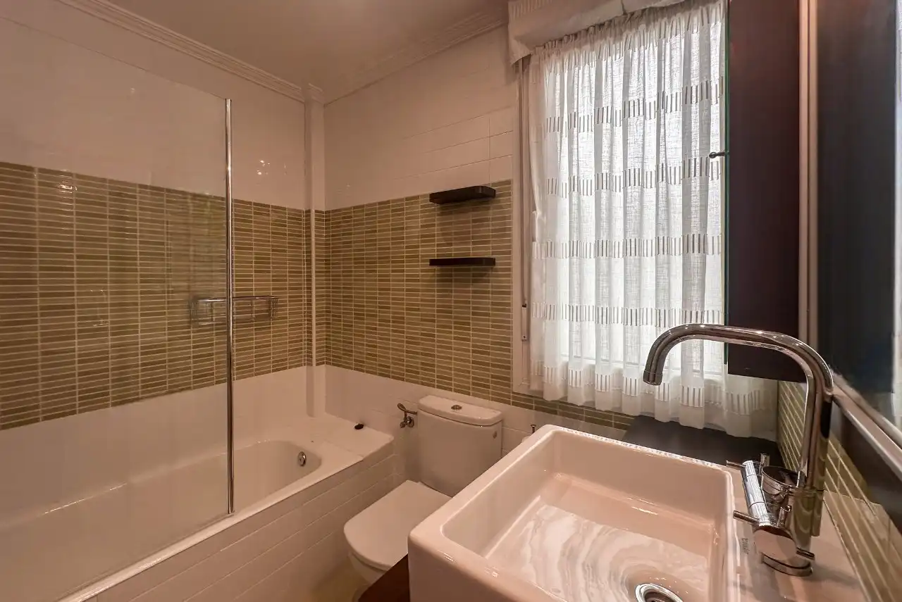 Baño de Dúplex en venta en Santa Cruz de Bezana con Calefacción y Amueblado