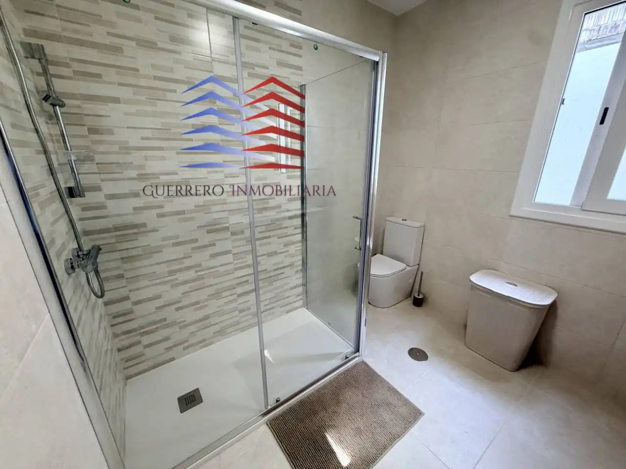 Badezimmer von Wohnung zur Miete in Ourense Capital  mit Heizung, Parkett und Möbliert