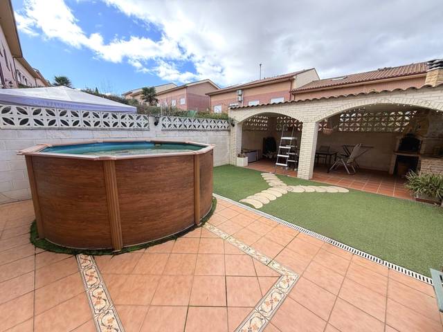 Casa adosada en Venta en Calle Enebro en Tórtola de Henares
