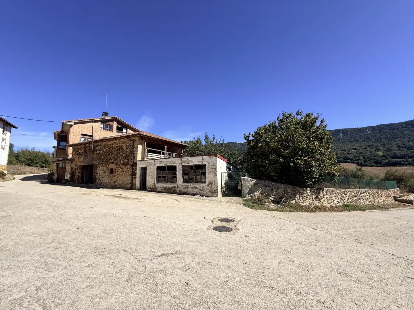 Vista exterior de Finca rústica en venda en Medina de Pomar amb Jardí privat, Terrassa i Traster