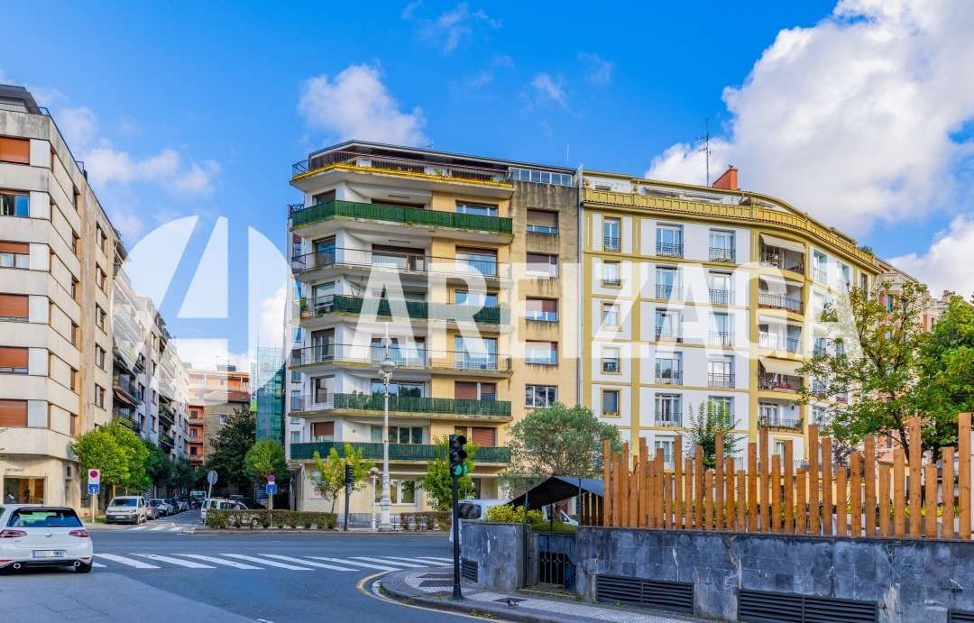 Vista exterior de Pis en venda en Donostia - San Sebastián  amb Calefacció i Balcó