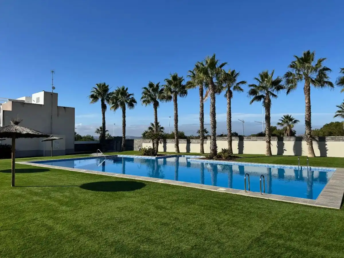 Piscina de Casa adosada en venta en Torrevieja con Aire acondicionado, Jardín privado y Amueblado