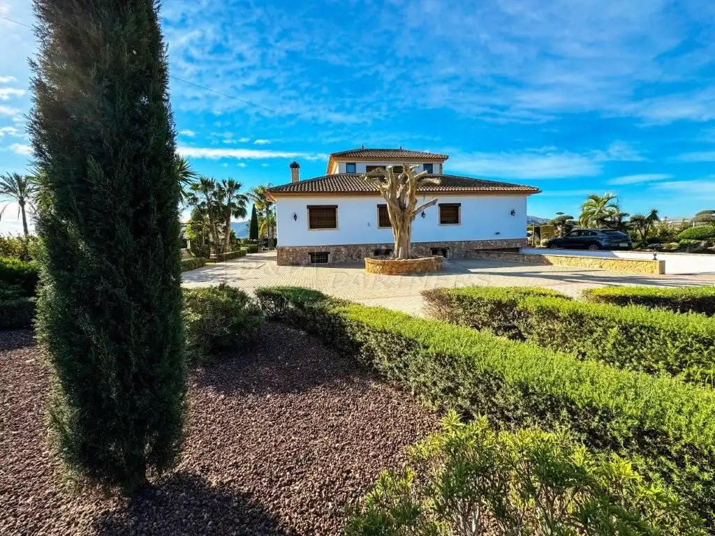 Vista exterior de Casa o xalet en venda en Orihuela amb Aire condicionat, Jardí privat i Traster