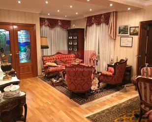 Sala d'estar de Casa o xalet en venda en Carrizo amb Jardí privat, Parquet i Terrassa