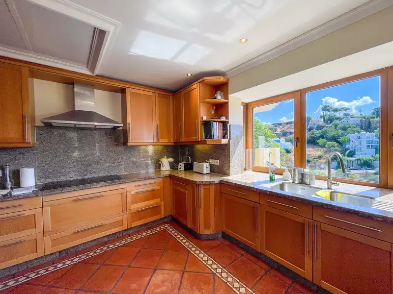 Cuina de Casa o xalet de lloguer en Marbella amb Aire condicionat, Jardí privat i Terrassa