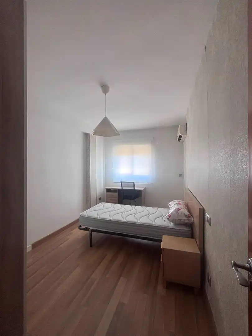 Habitación de Piso de alquiler en Granada con Terraza y Amueblado