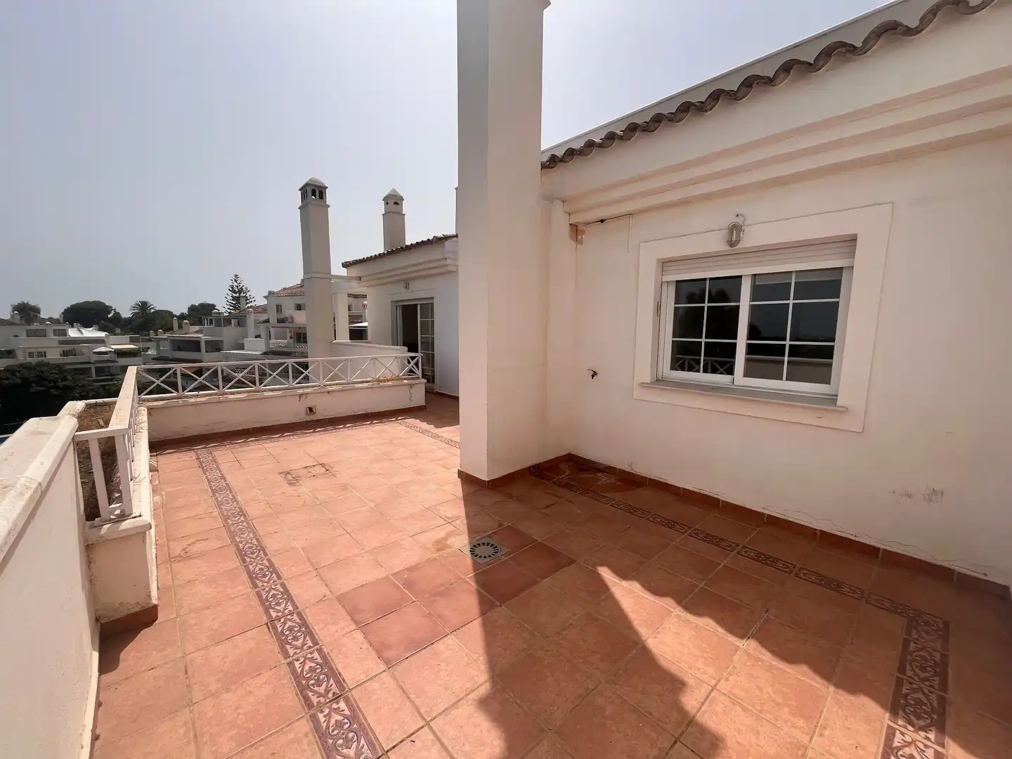 Terrasse von Dachboden zur Miete in Marbella mit Klimaanlage, Terrasse und Abstellraum