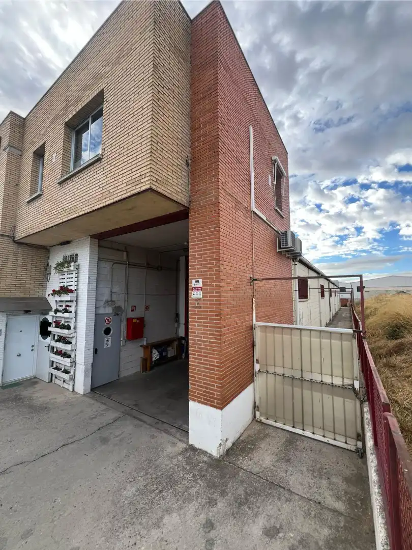 Vista exterior de Nave industrial en venta en Getafe con Calefacción y Alarma