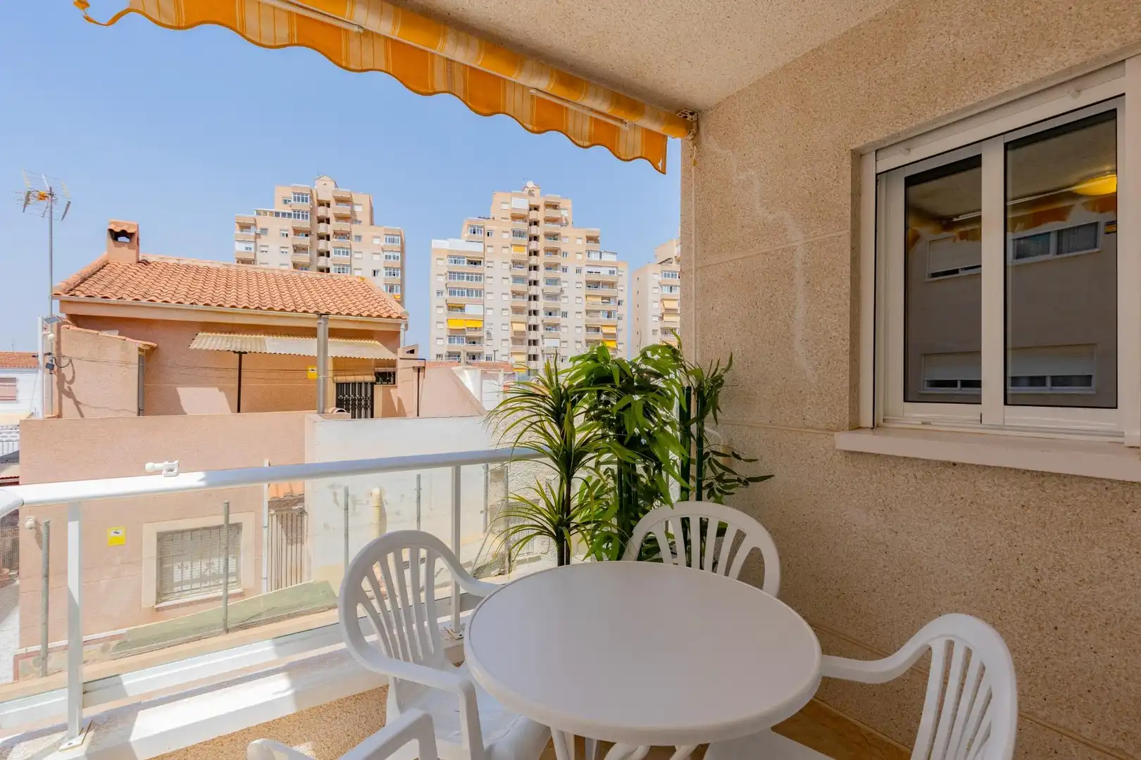 Terraza de Apartamento en venta en Torrevieja con Piscina, Amueblado y Microondas