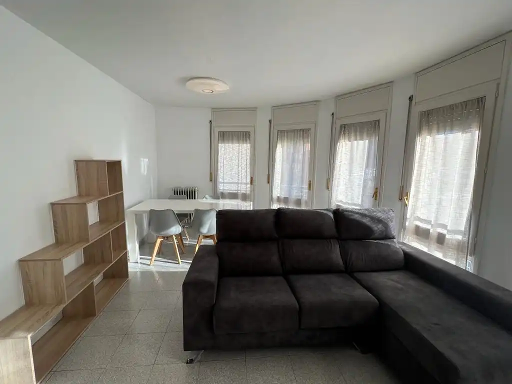 Sala d'estar de Pis de lloguer en Girona amb Aire condicionat, Calefacció i Moblat