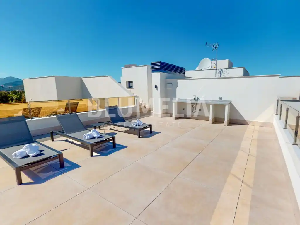 Terrasse von Dachboden zum Verkauf in Oliva mit Klimaanlage, Heizung und Privatgarten