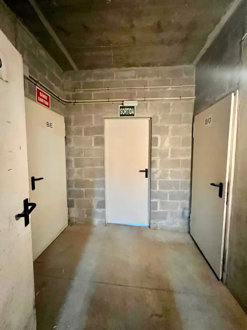 Parking de Piso en venta en Sabadell con Aire acondicionado, Trastero y Balcón