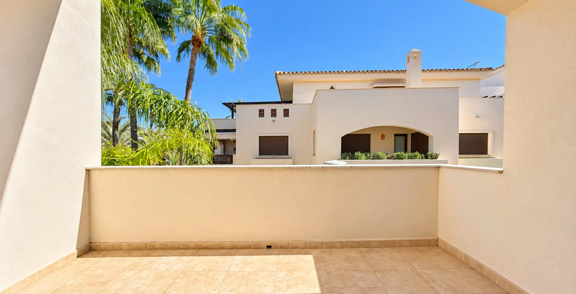 Außenansicht von Wohnungen zum Verkauf in Marbella mit Klimaanlage, Terrasse und Schwimmbad