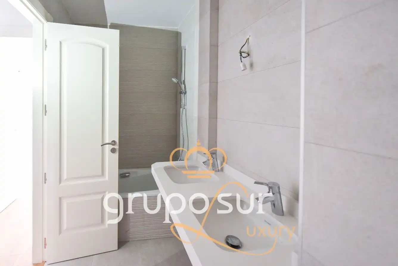 Baño de Ático en venta en Valladolid con Calefacción, Parquet y Trastero
