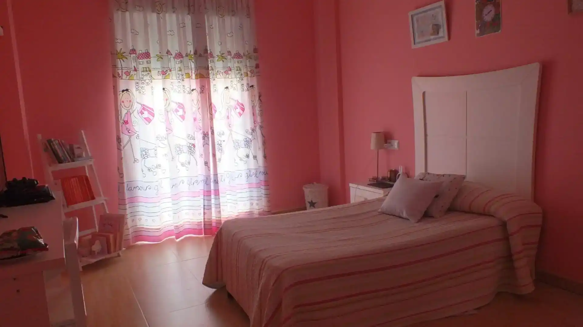 Dormitori de Casa adosada en venda en Iznájar amb Aire condicionat i Balcó