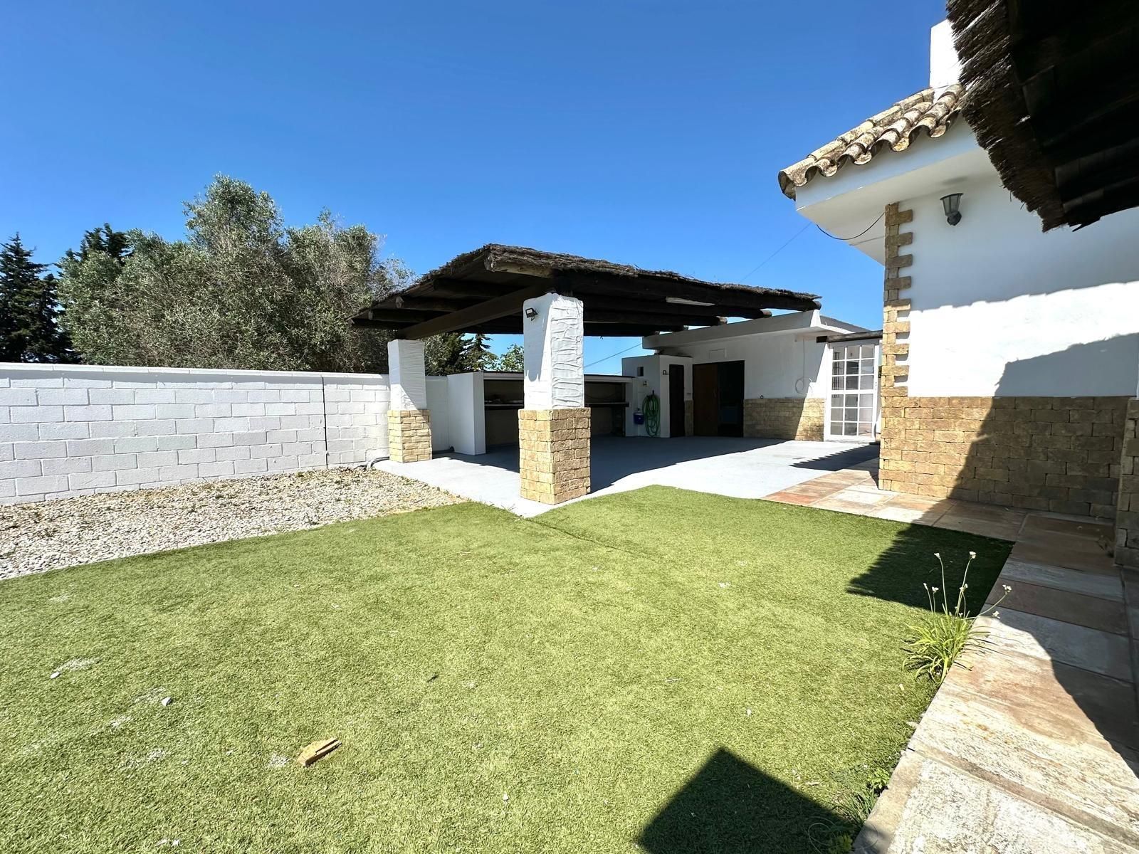 Vista exterior de Casa o xalet en venda en El Puerto de Santa María amb Aire condicionat, Calefacció i Jardí privat
