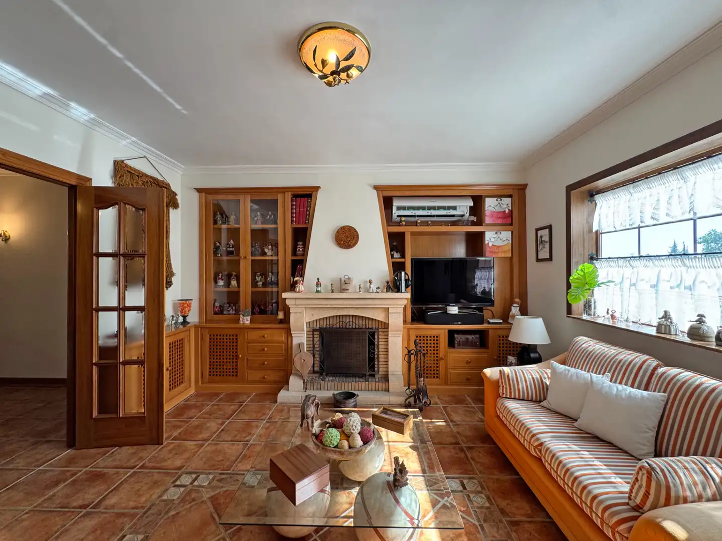 Sala d'estar de Casa o xalet en venda en Alhaurín de la Torre amb Aire condicionat, Calefacció i Jardí privat