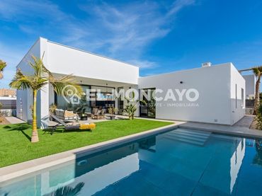 Chalet con piscina en venta en Calle leonardo da vinci