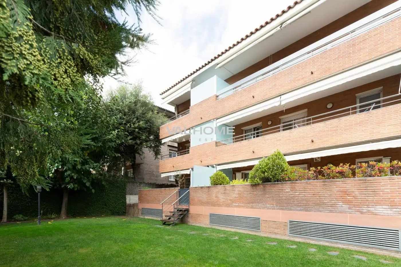 Außenansicht von Wohnung zum Verkauf in Sant Cugat del Vallès mit Klimaanlage, Heizung und Parkett