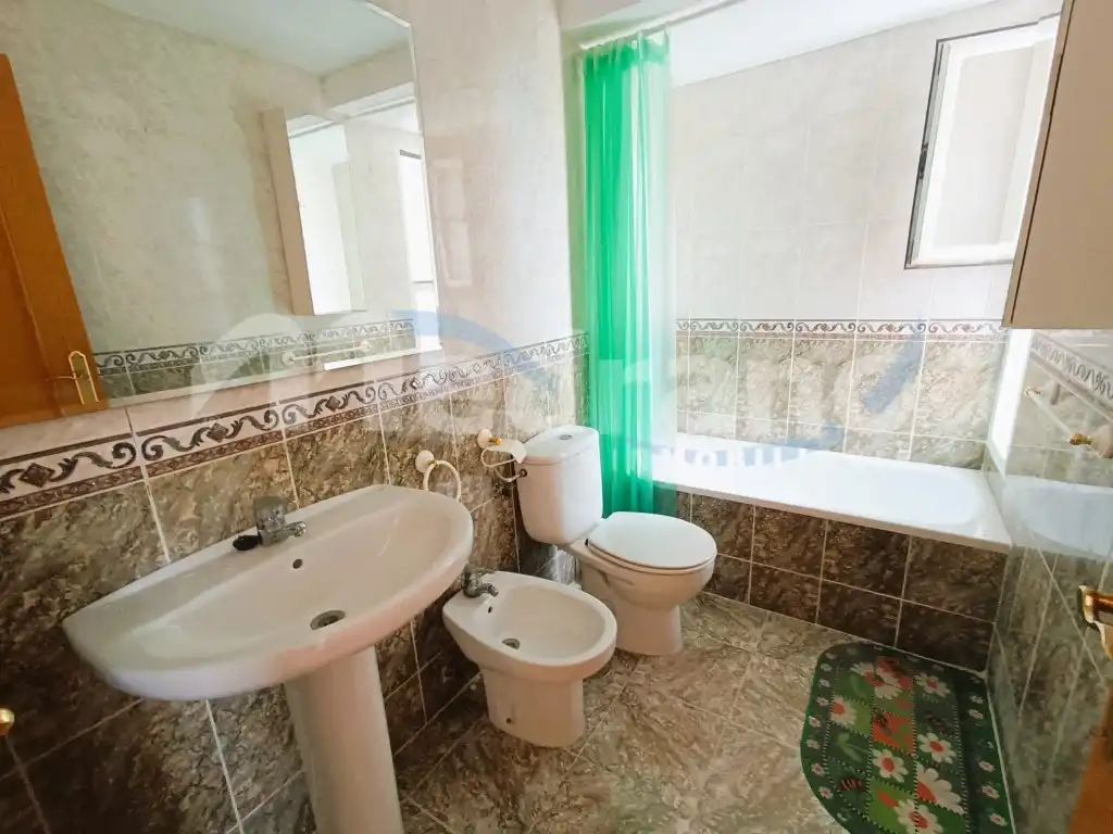 Baño de Piso en venta en Benidorm con Jardín privado, Piscina y Amueblado