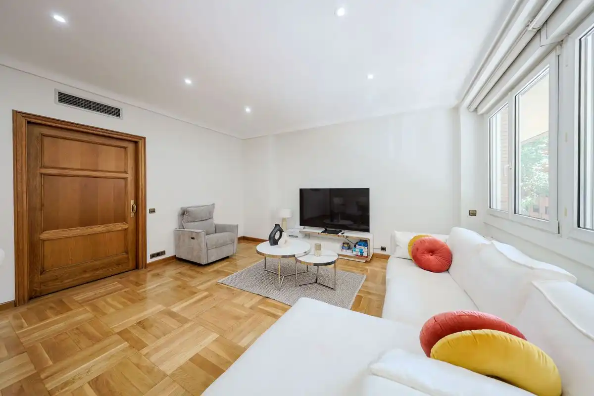 Sala d'estar de Pis en venda en Madrid amb Aire condicionat, Calefacció i Jardí privat