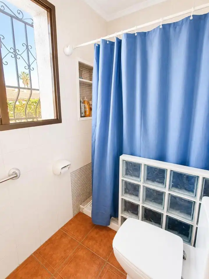 Bany de Casa o xalet en venda en Oliva amb Jardí privat, Terrassa i Traster