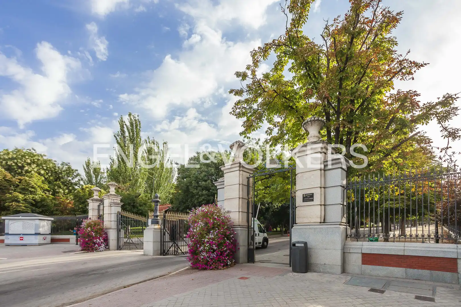 Vista exterior de Dúplex en venda en Madrid amb Aire condicionat, Calefacció i Jardí privat