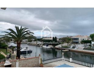 Vista exterior de Casa o xalet en venda en Empuriabrava amb Jardí privat, Terrassa i Moblat