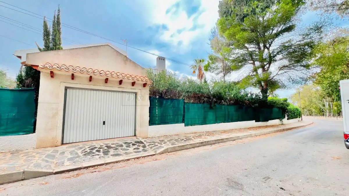 Vista exterior de Casa o xalet en venda en Orihuela amb Terrassa, Moblat i Balcó