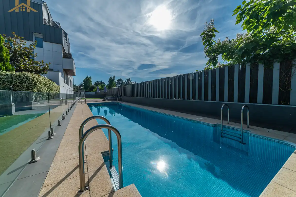 Piscina de Dúplex en venta en Majadahonda con Aire acondicionado, Calefacción y Terraza