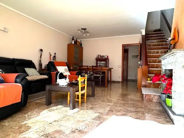 Wohnzimmer von Einfamilien-Reihenhaus zum Verkauf in Sant Boi de Llobregat mit Klimaanlage, Heizung und Terrasse
