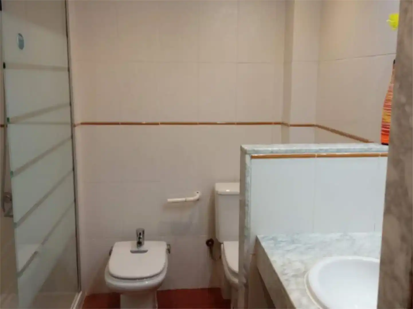 Bany de Casa adosada per a compartir en Vallirana amb Parquet, Piscina i Moblat