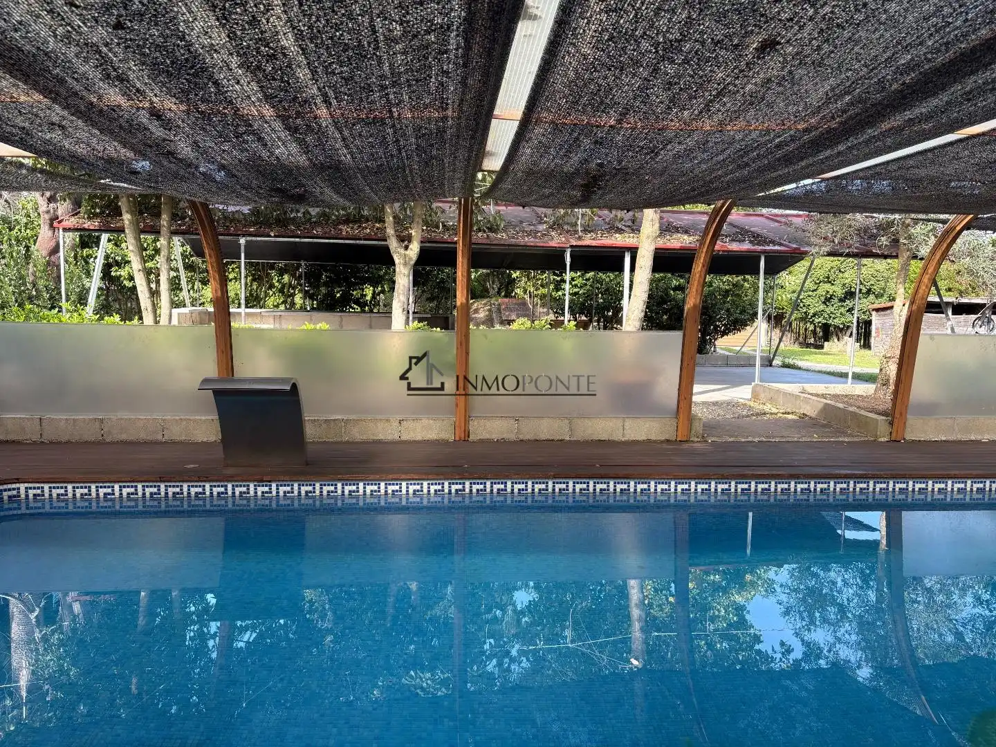 Piscina de Casa o xalet en venda en Pontevedra Capital  amb Jardí privat