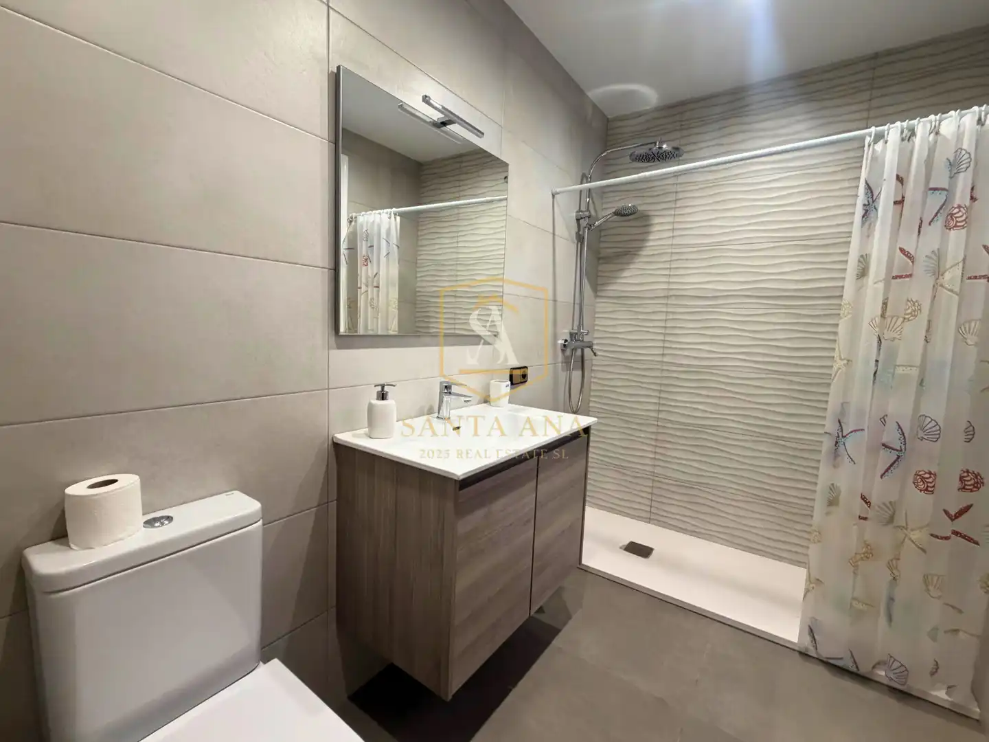 Badezimmer von Einfamilien-Reihenhaus zum Verkauf in Badalona mit Klimaanlage, Heizung und Parkett