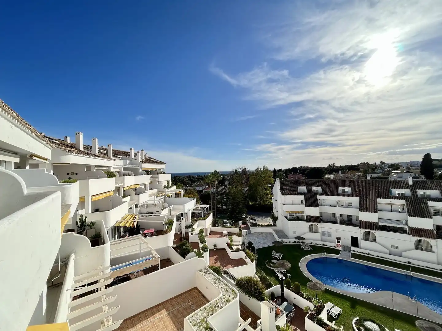 Vista exterior de Dúplex en venta en Marbella con Aire acondicionado, Trastero y Piscina comunitaria