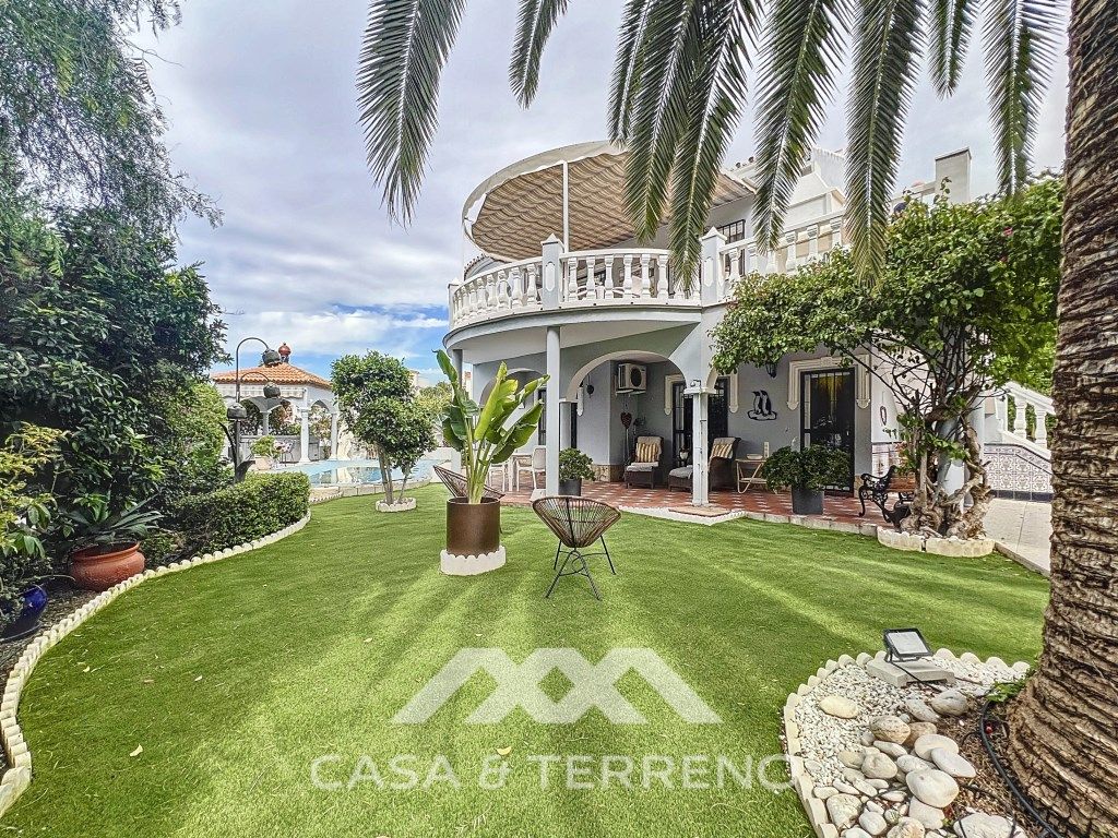 Exterior view of House or chalet for sale in Vélez-Málaga  with Air Conditioner, Heating and Private garden