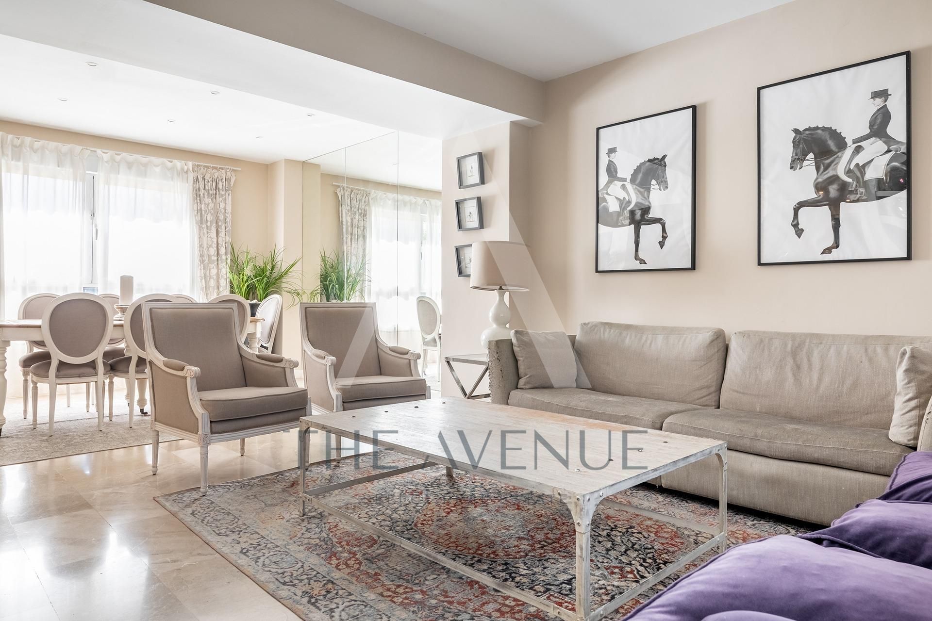 Sala d'estar de Casa adosada en venda en Majadahonda amb Aire condicionat, Calefacció i Jardí privat